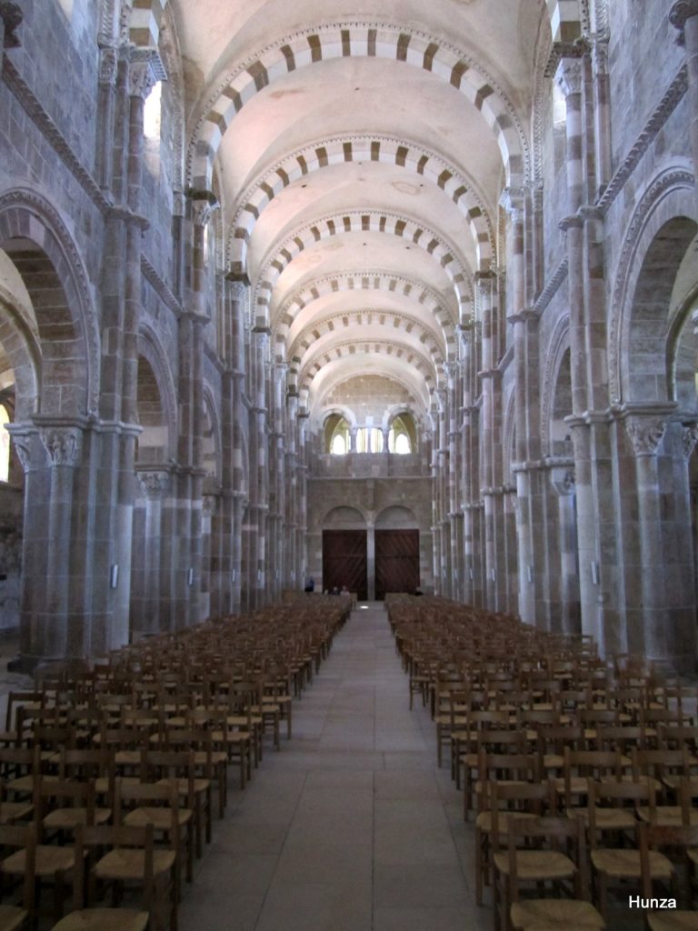 Nef romane de la basilique Sainte-Marie Madeleine à Vézelay avec ses chapiteaux sculptés