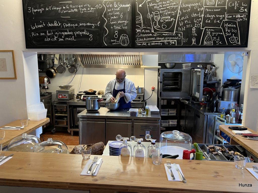 Cuisine ouverte du restaurant Cuisine à Vue à Vézelay avec le chef en préparation