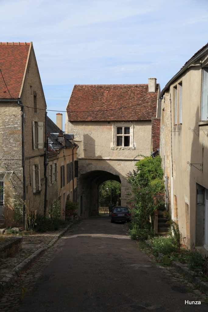 Rue de la Porte Neuve à Vézelay, village médiéval en Bourgogne
