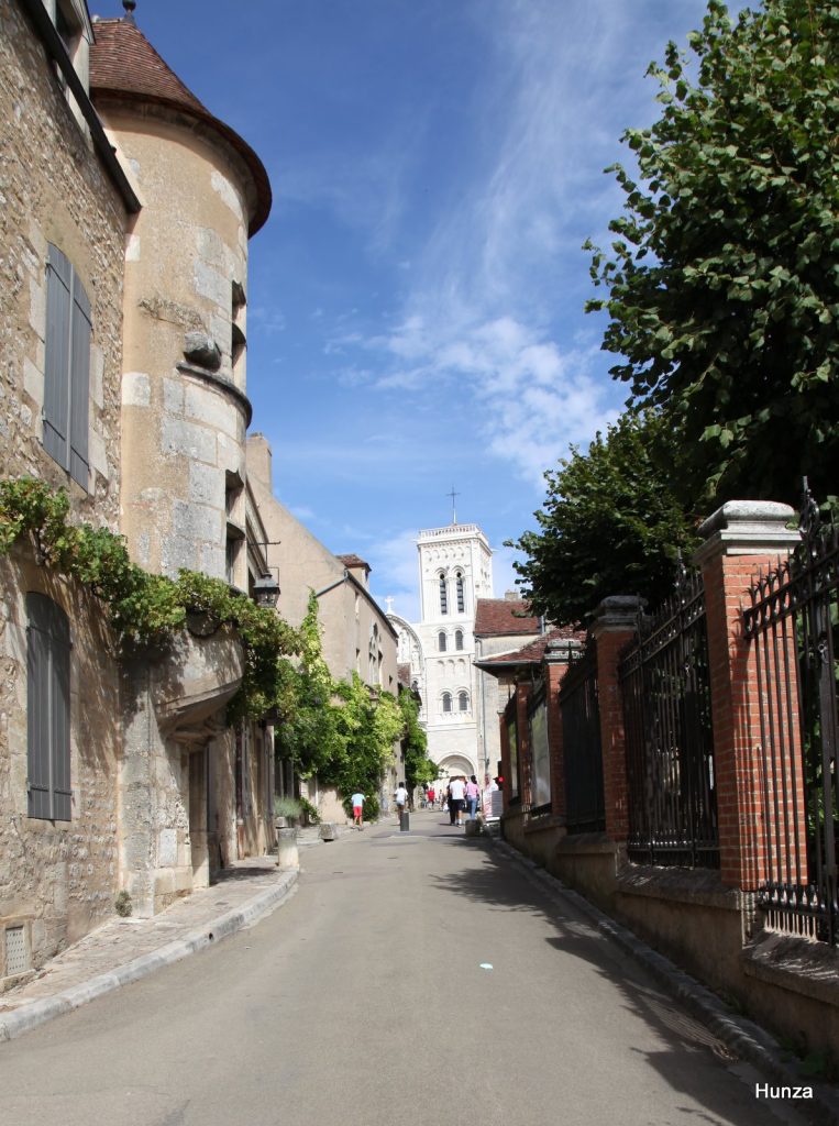 Vue de la rue Saint-Pierre à Vézelay avec la basilique Sainte-Marie-Madeleine en arrière-plan