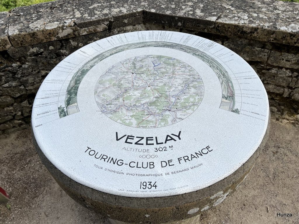 Table d’orientation du belvédère de Vézelay avec vue panoramique sur les collines du Morvan
