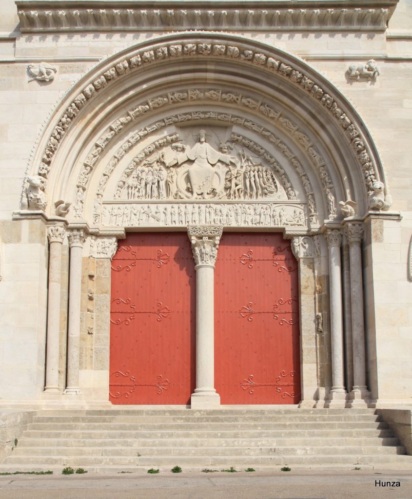 Grand portail central en style néo-roman de la façade occidentale de la basilique de Vézelay
