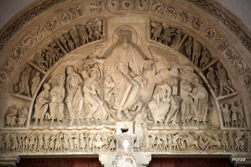 Tympan roman du portail central dans le narthex de la basilique Sainte-Marie Madeleine à Vézelay