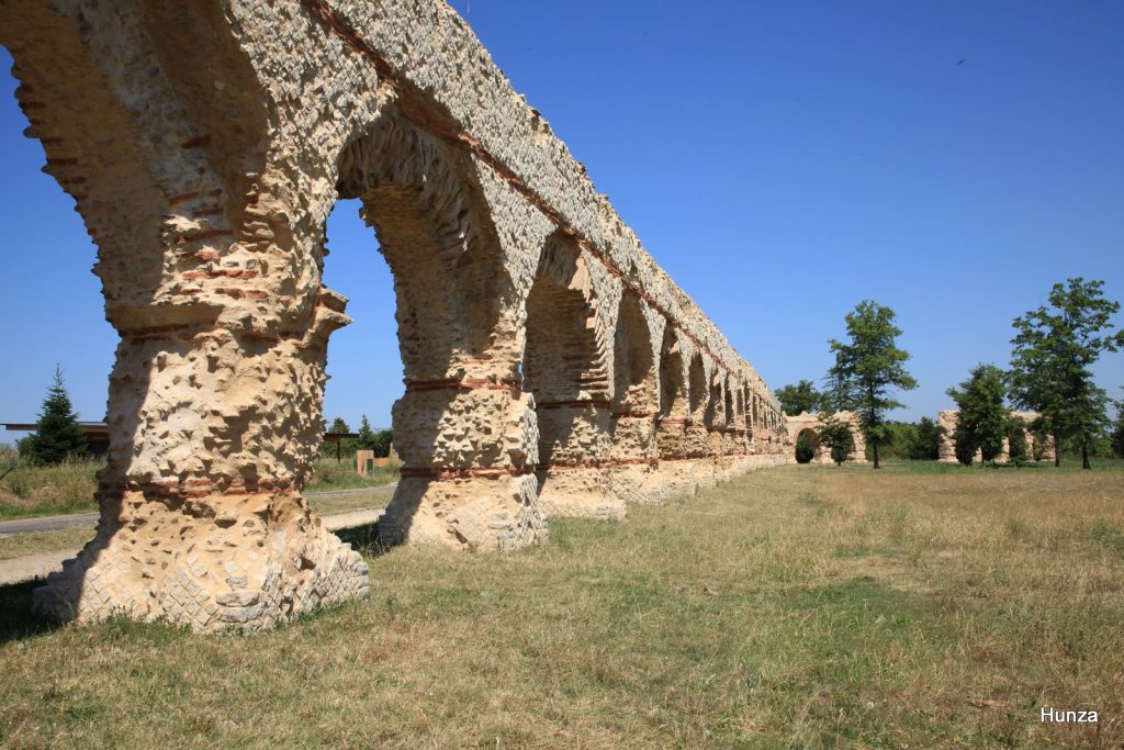 File d'arches de l'aqueduc romain du Gier à Chaponost