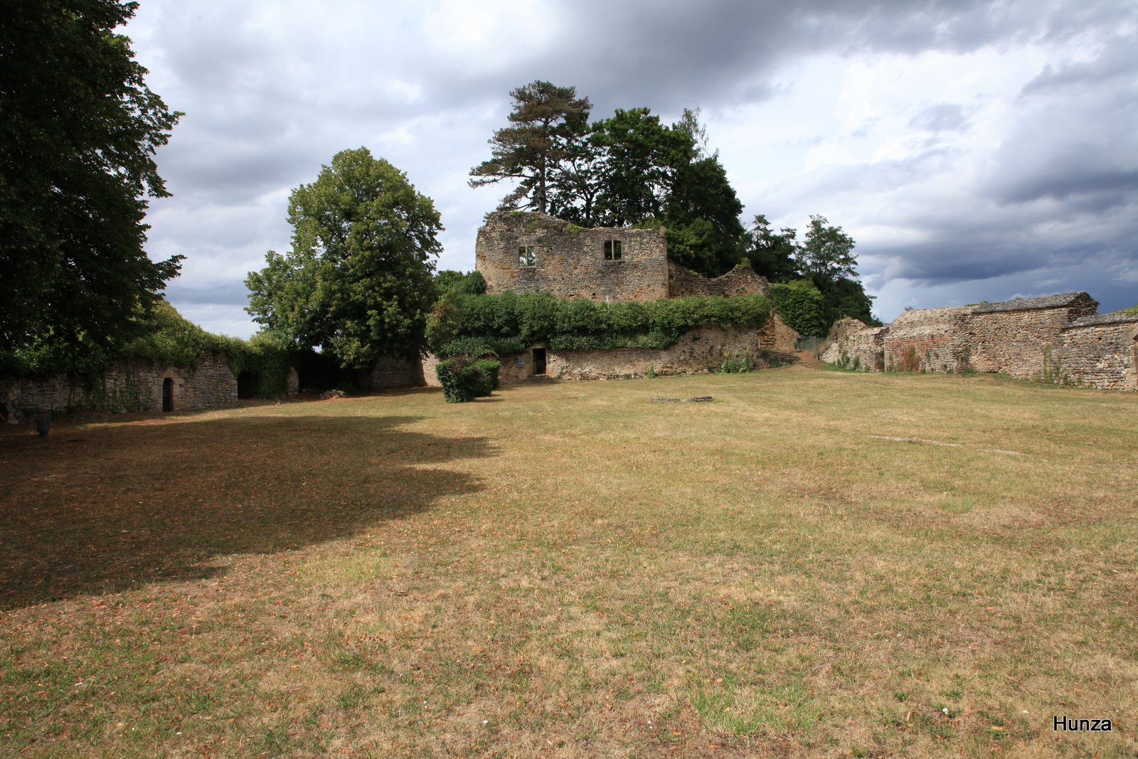 Vestiges de la basse cour et du logis seigneurial du château-fort de Moulin Engilbert.