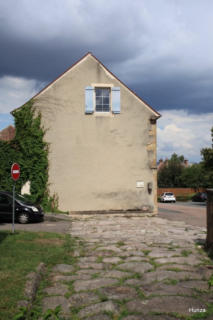 Vue d'une portion du Cardo Maximus à Autun, le long de la rue de la Jambe de Bois.