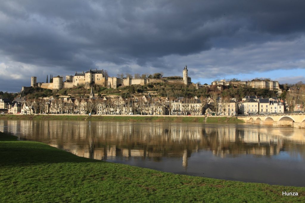 Vue panoramique sur la forteresse royale et la ville depuis la rive gauche de la Vienne, un immanquable quand on cherche que voir à Chinon