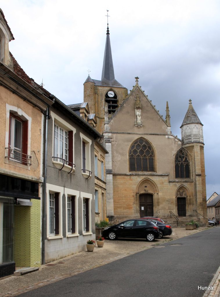 Façade occidentale de l'église Saint-Jean-Baptiste de Moulins Engilbert vue depuis la rue Sallonnyer