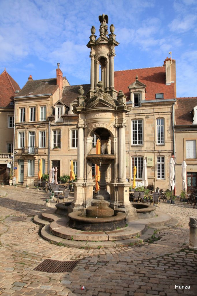 Monument de la fontaine Saint-Lazare à Autun