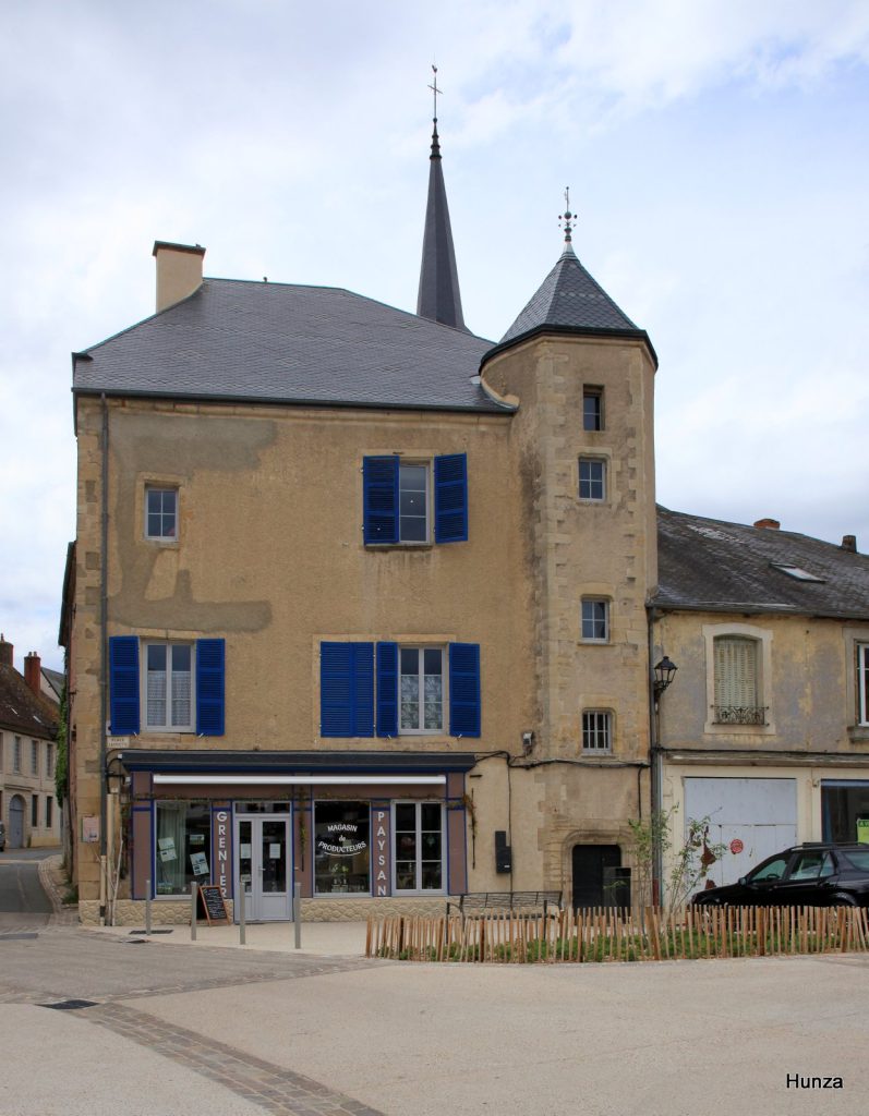 Grenier à sel à voir à Moulins-Engilbert, édifice du 15e siècle sur la place Lafayette