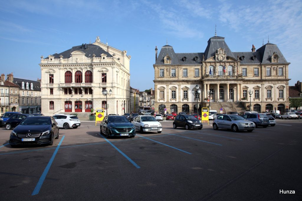 Façades de l’Hôtel de Ville et du théâtre sur la place du Champ de Mars d’Autun