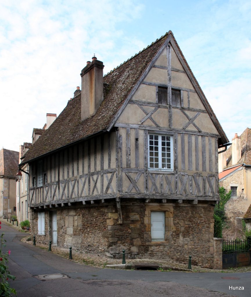 Façade de la Maison du Tripot à Autun, bâtiment historique en pierre