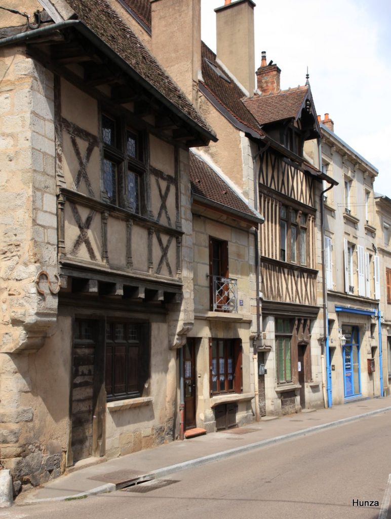 Maisons anciennes à pans de bois de la Grande Rue des Marchaux à Autun"