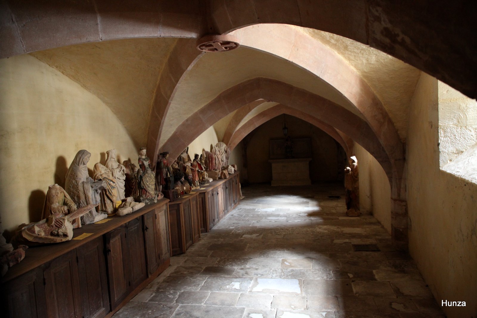 Crypte ancienne de l’église de Moulins-Engilbert avec statuaire
