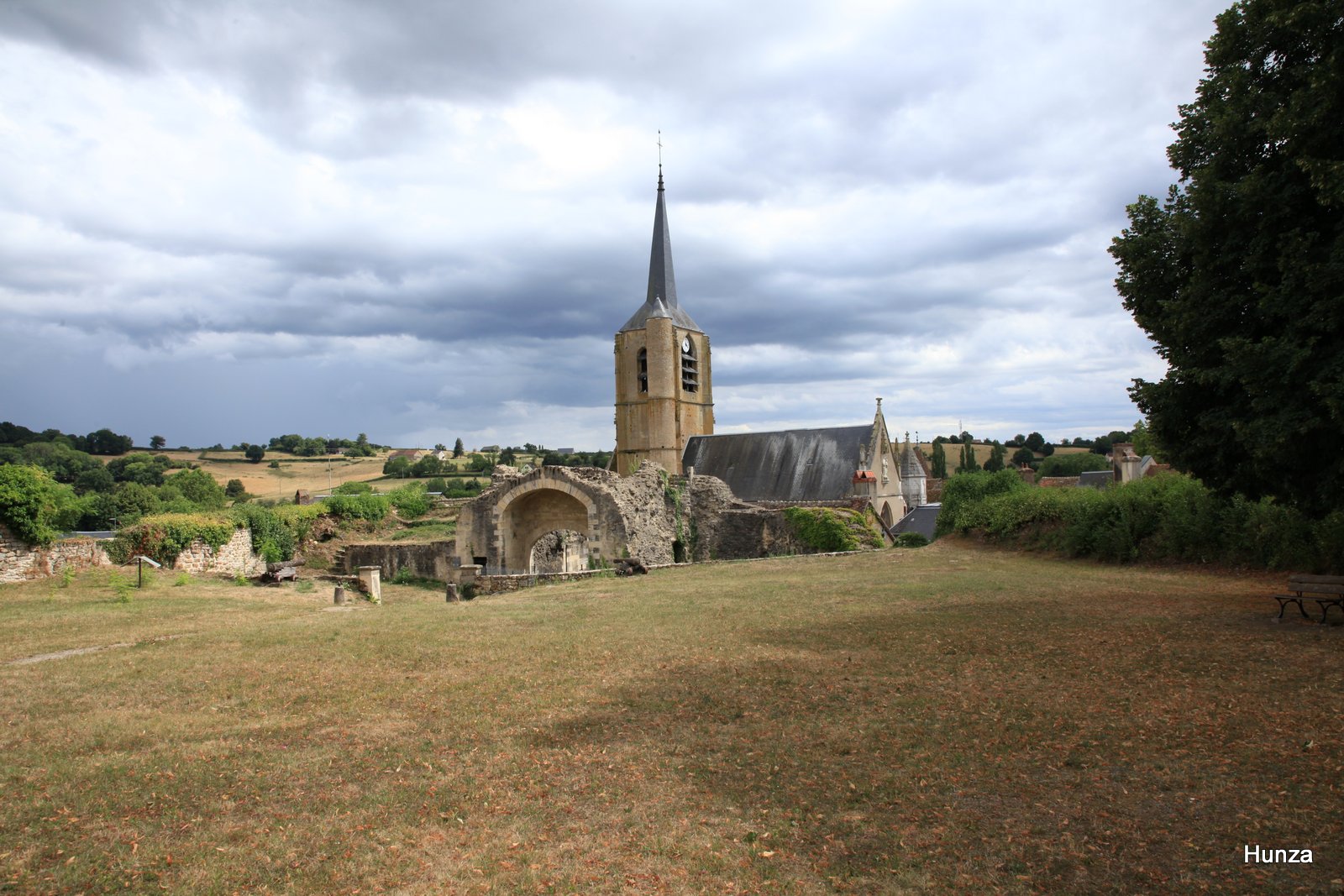 Église de Moulins-Engilbert vue depuis la basse-cour du château-fort à voir à Moulins-Engilbert.
