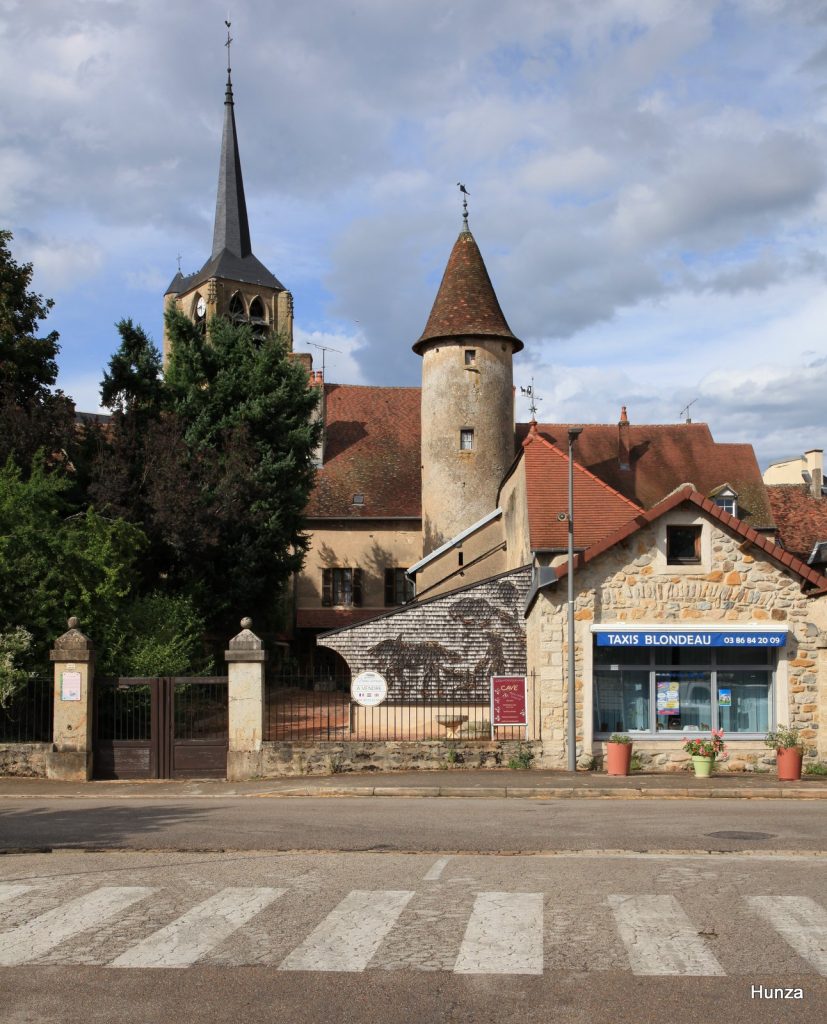 Arrière de l''Hôtel particulier des Sallonnyer avec tourelles à Moulins-Engilbert
