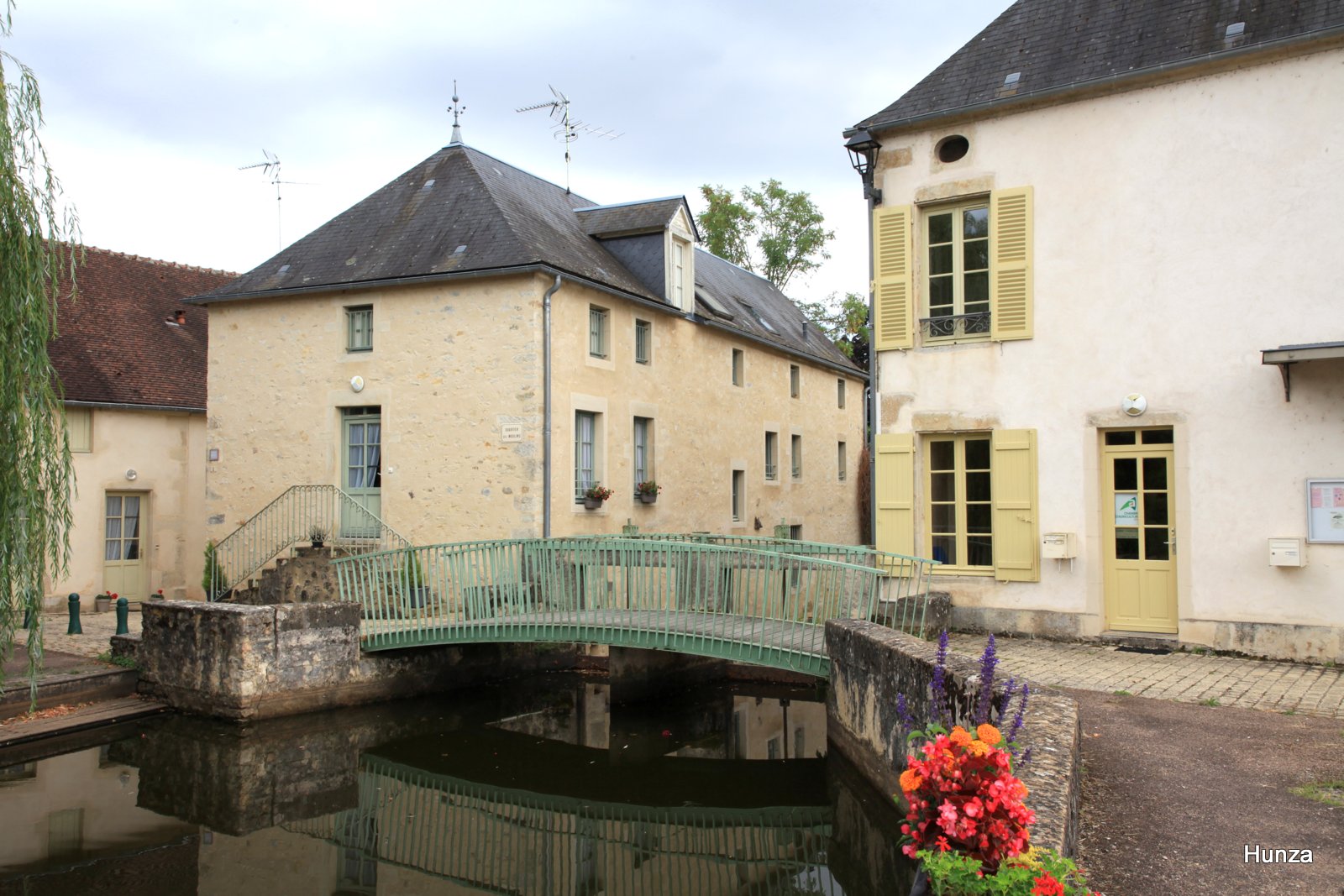 Quartier des Moulins avec pont sur le bief du Guignon, témoignage du patrimoine hydraulique de Moulins-Engilbert