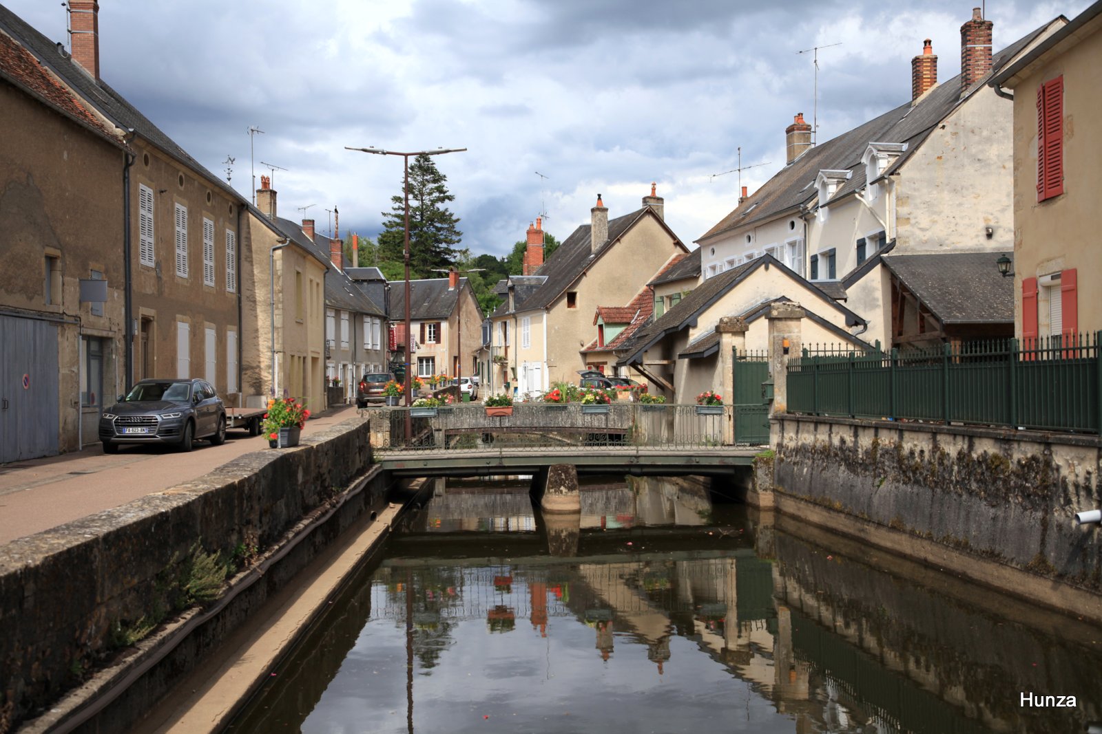 Rue du Coulon qui longe le canal du Guignon avec ses passerelles à Moulins-Engilbert.