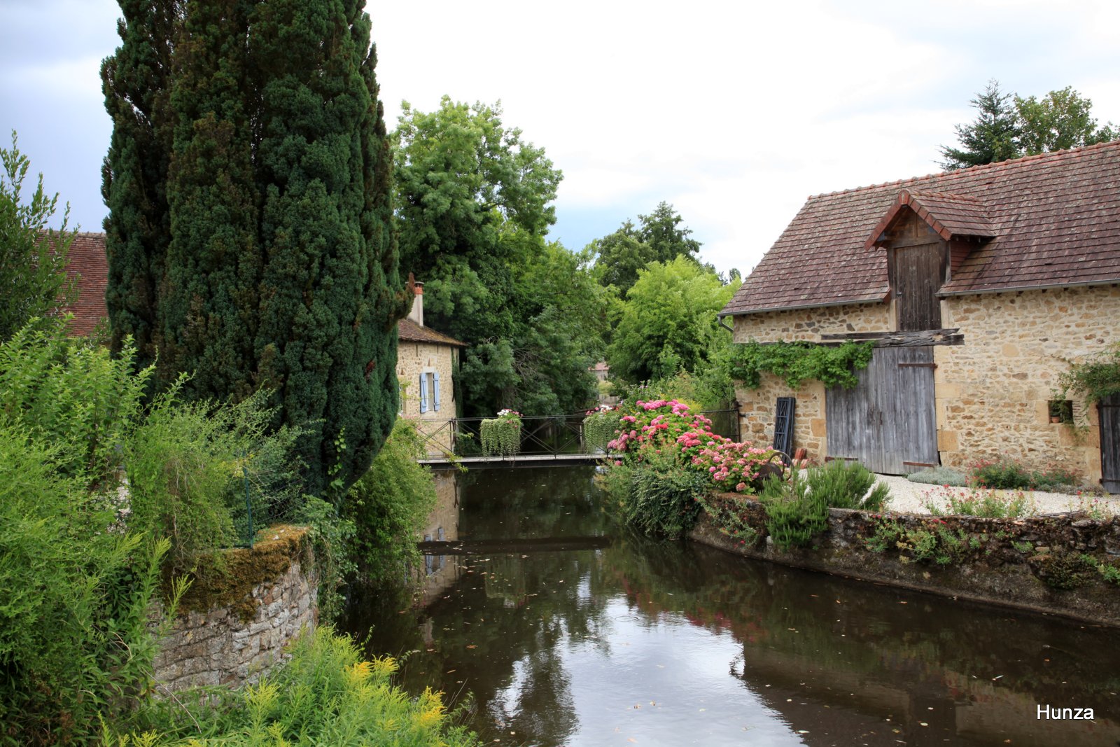 Pont Rollin du 18e siècle enjambant la rivière Garat, lieu pittoresque à Moulins-Engilbert.