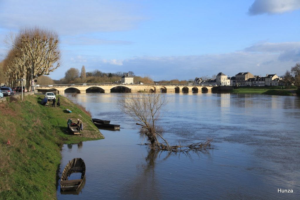 La Vienne enjambée par le pont en pierre à Chinon