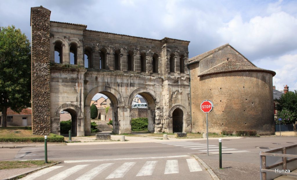 Façade extérieure de la Porte Saint-André, monument gallo-romain emblématique d’Autun.