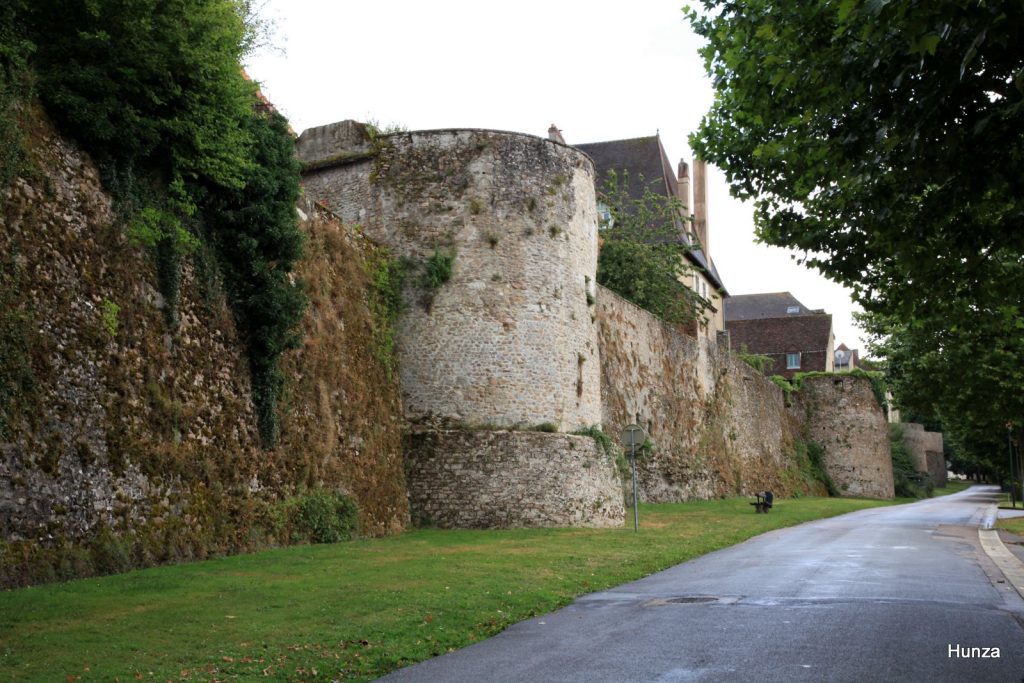 Vue extérieure des remparts gallo-romains d'Autun, vestiges antiques bien conservés