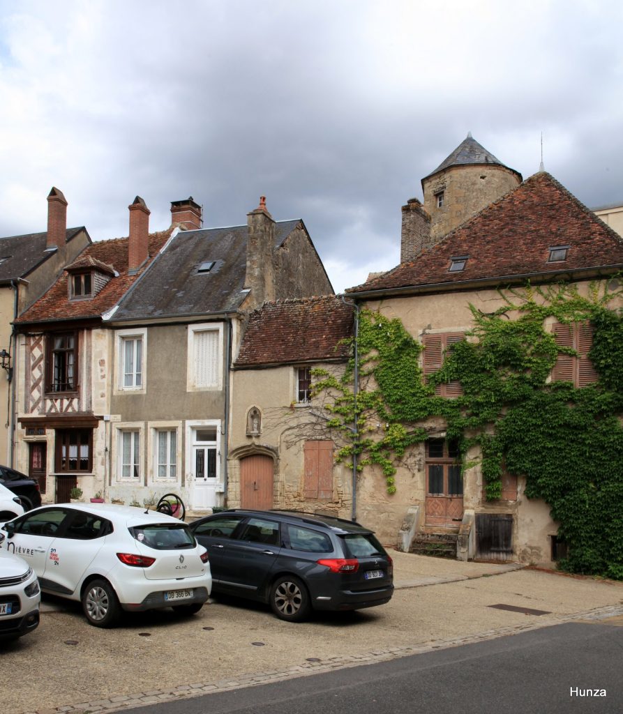 Maison des Chanoines et hôtel Cotignon, belles demeures médiévales à découvrir à Moulins-Engilbert