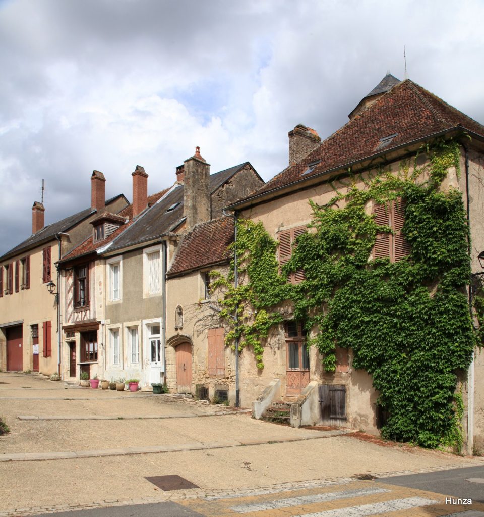 Maisons anciennes le long de la rue du Vieux Château à Moulins-Engilbert