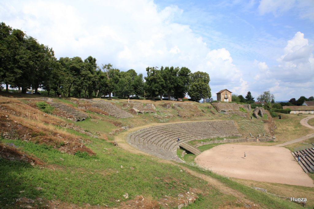 Théâtre romain d’Autun, vestige gallo-romain avec gradins en pierre