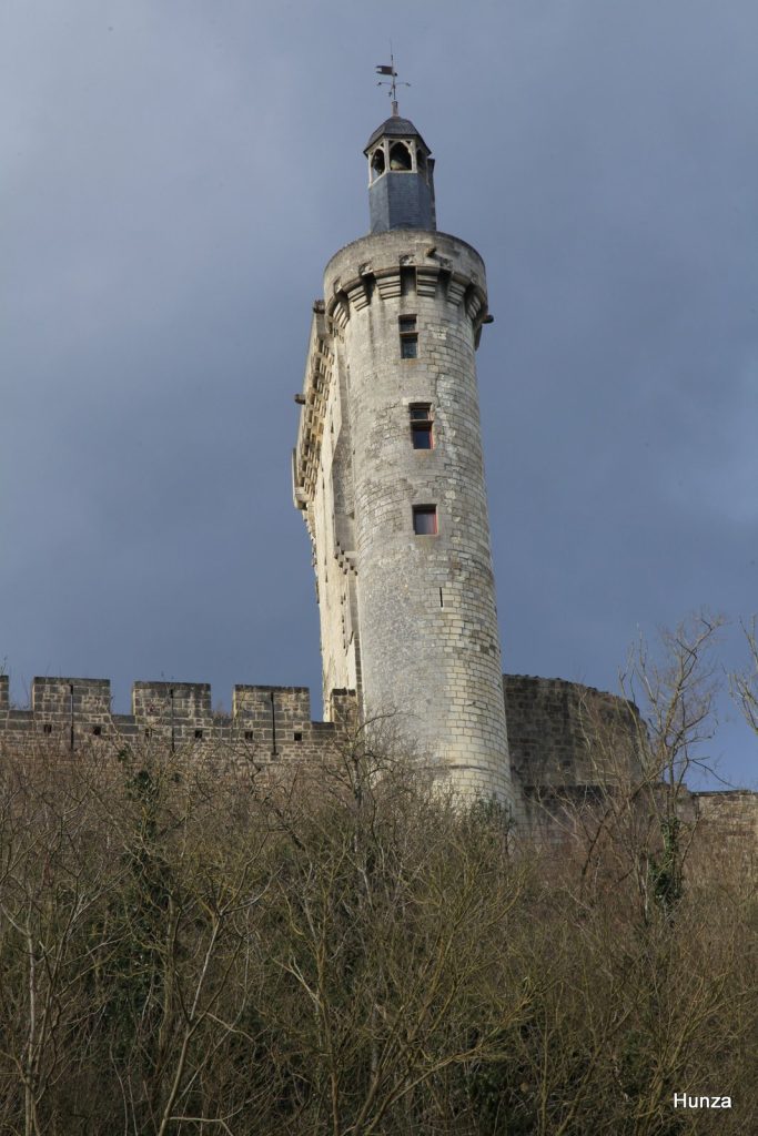Tour de l'Horloge se dressant vers le ciel vue depuis la ville basse de Chinon