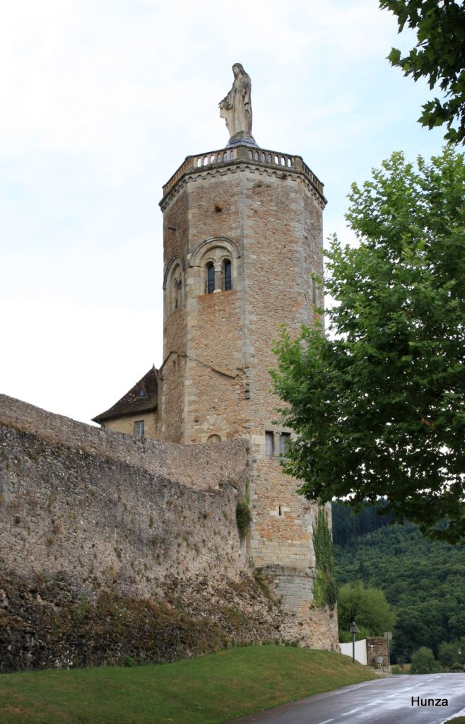 Tour des Ursulines à Autun, bâtiment historique en pierre sous ciel nuageux
