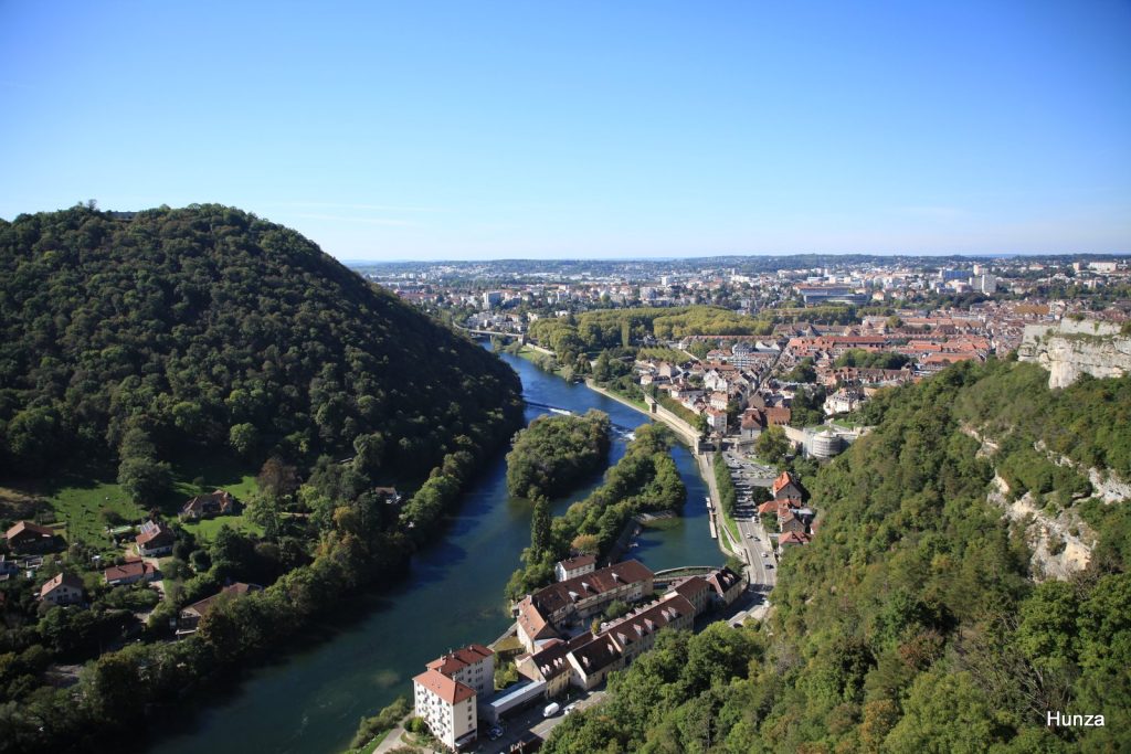 Panorama sur le Doubs et une partie de la ville de Besançon depuis le chemin de ronde de la guérite de la Reine 