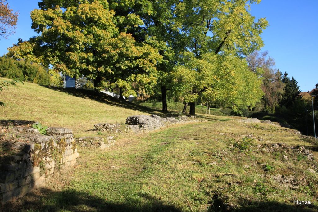 Vestiges de l'amphithéâtre gallo-romain dans un jardin à Besançon