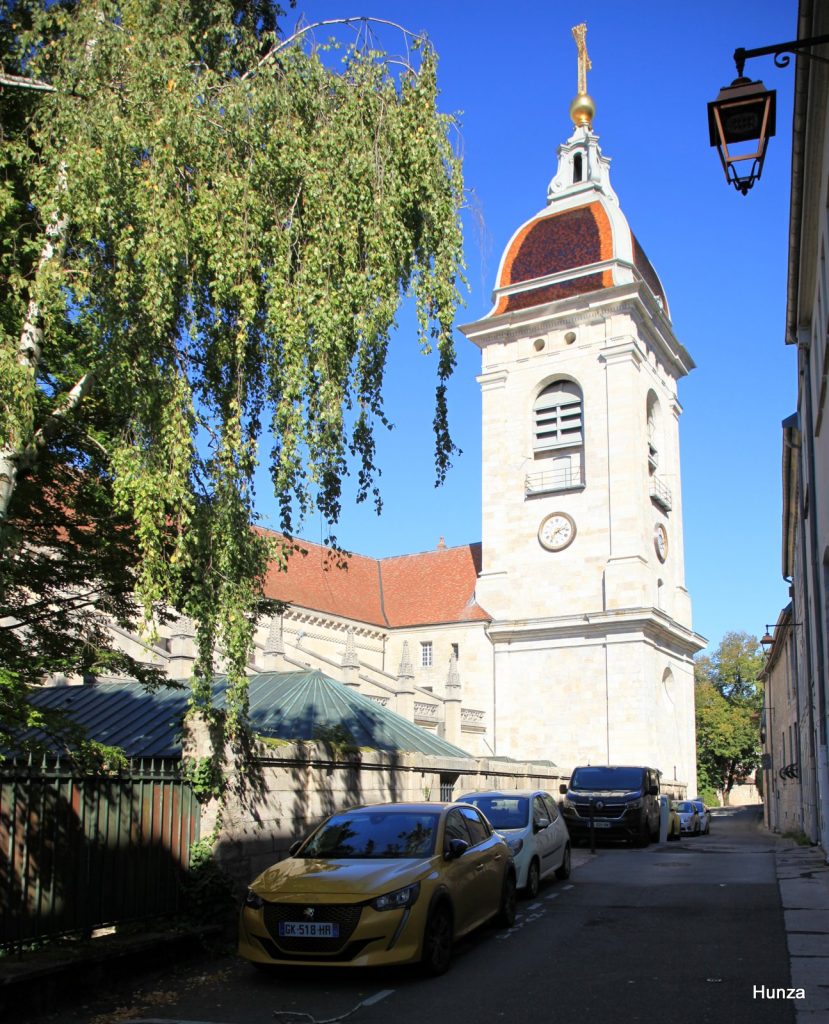 Clocher de la cathédrale Saint-Jean de Besançon vu depuis la rue du Chapitre
