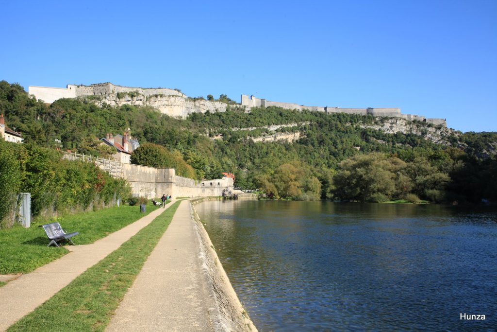 Citadelle de Besançon, vue sur son côté ouest au sommet de l'éperon rocheux, depuis les bords du Doubs