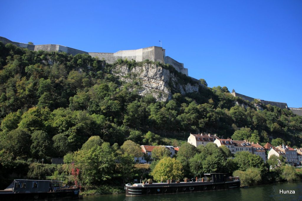 Citadelle de Besançon, vue sur son côté est au sommet de l'éperon rocheux