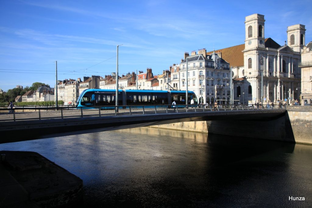 Tramway franchissant le pont Battant sur le Doubs, à proximité de l'église Sainte-Madeleine, à Besançon