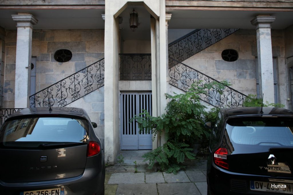 Escalier à cage ouverte dans une cour d'immeuble de Besançon