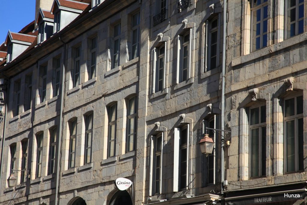 Façades d'immeubles du 18e siècle éclairées par le soleil dans la rue Battant, à Besançon