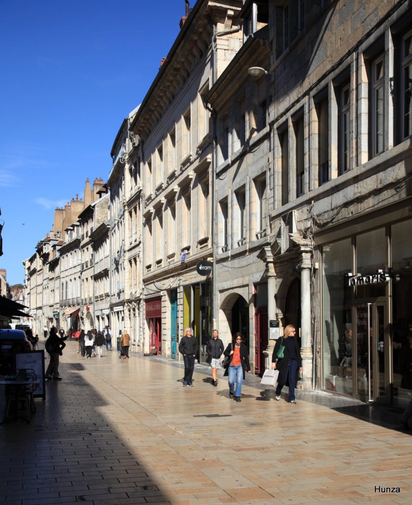 Façades d'immeubles en pierre éclairée par le soleil dans la Grande Rue de Besançon