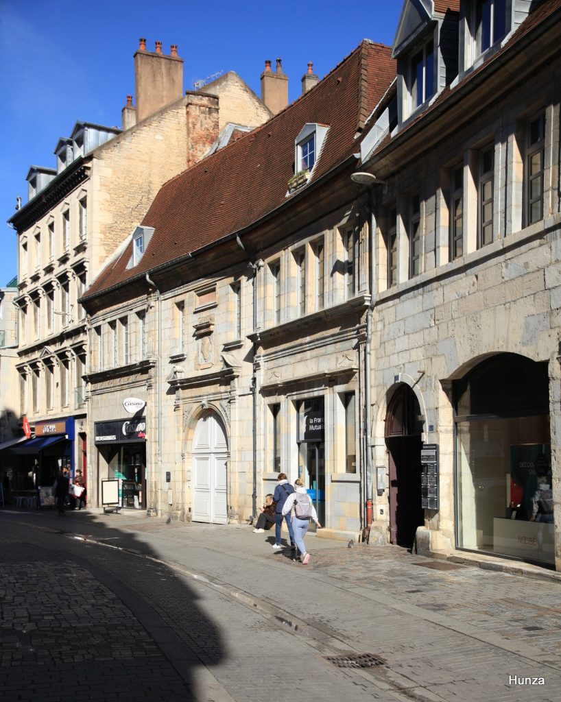 Façade de l'hôtel Buson d'Auxon éclairée par le soleil dans la rue des Granges à Besançon