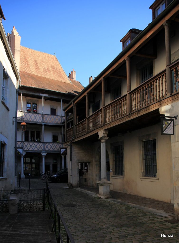 Cour intérieure de l'Hôtel de Champagney avec ses galeries en bois à Besançon 