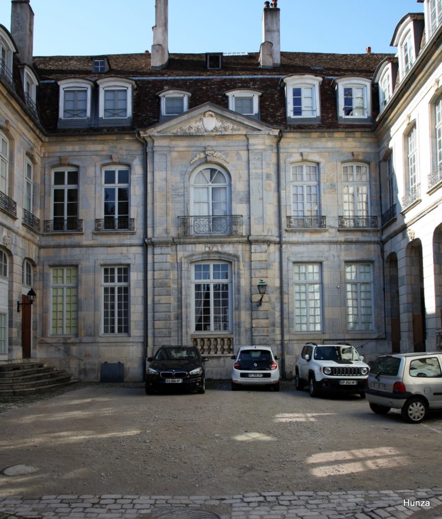 Façade à contre-jour de l'hôtel Petit de Marivat  à Besançon