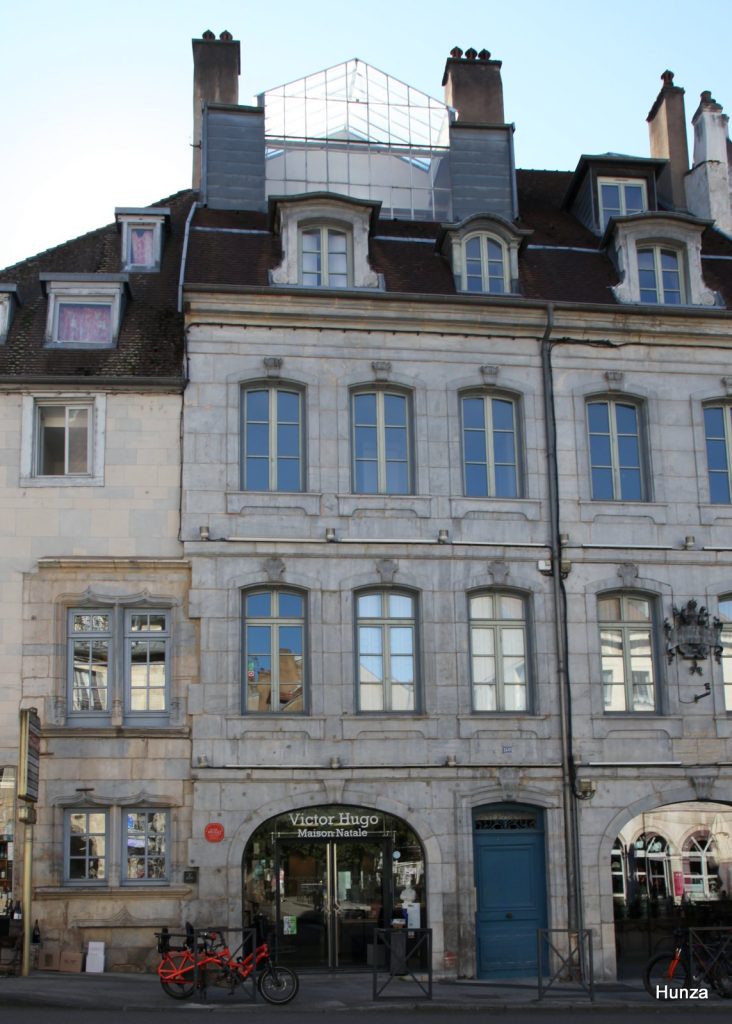 Maison natale de Victor Hugo vue en contre-jour depuis la place Victor Hugo à Besançon