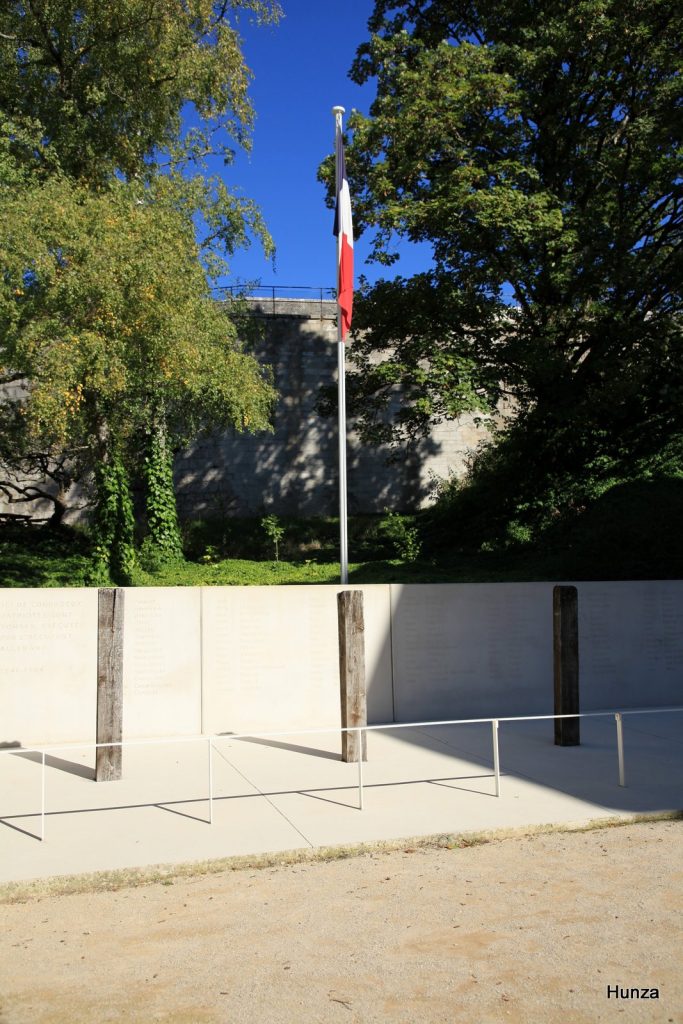 Monument aux fusillés avec le drapeau et trois poteaux d'exécution dans la citadelle de Besançon
