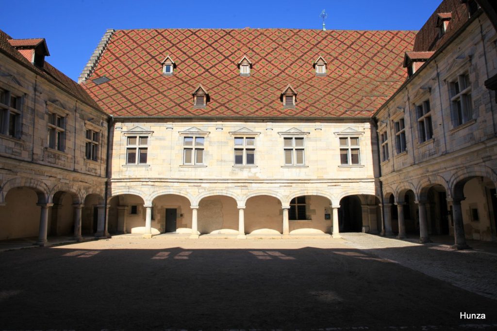 Cour à arcades en anses de panier et toit aux tuiles vernissées du Palais Granvelle à Besançon
