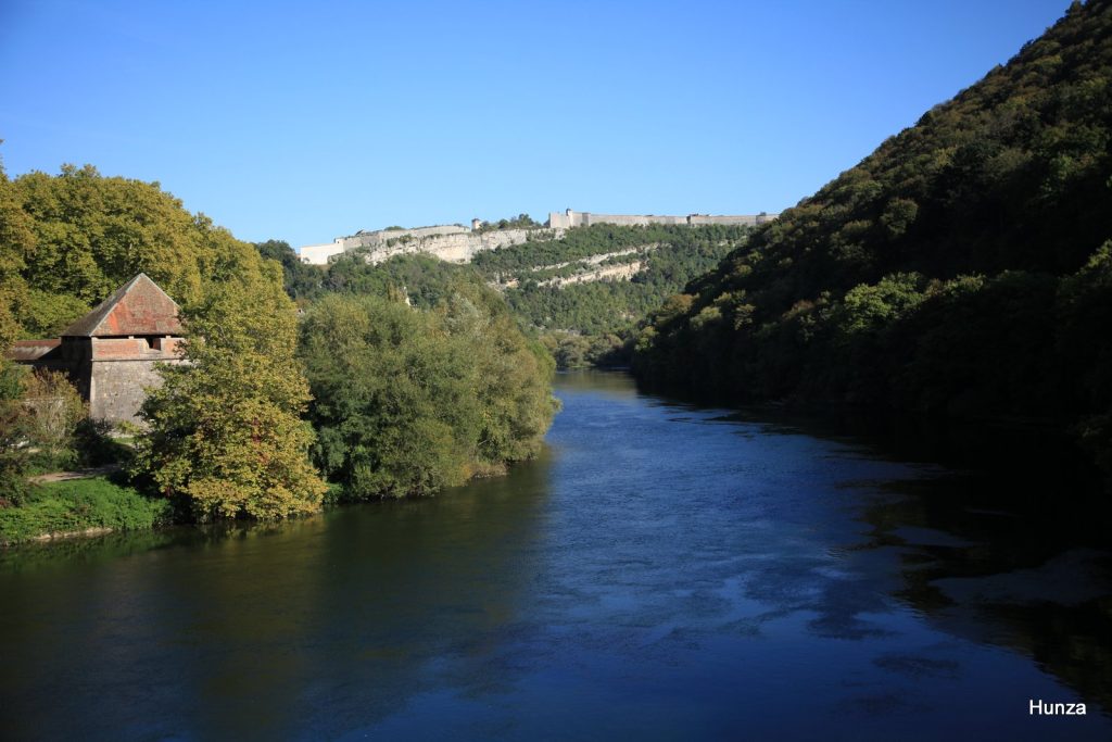 Citadelle de Besançon et tour de Chamars vues depuis le pont Charles de Gaulle qui franchit le Doubs