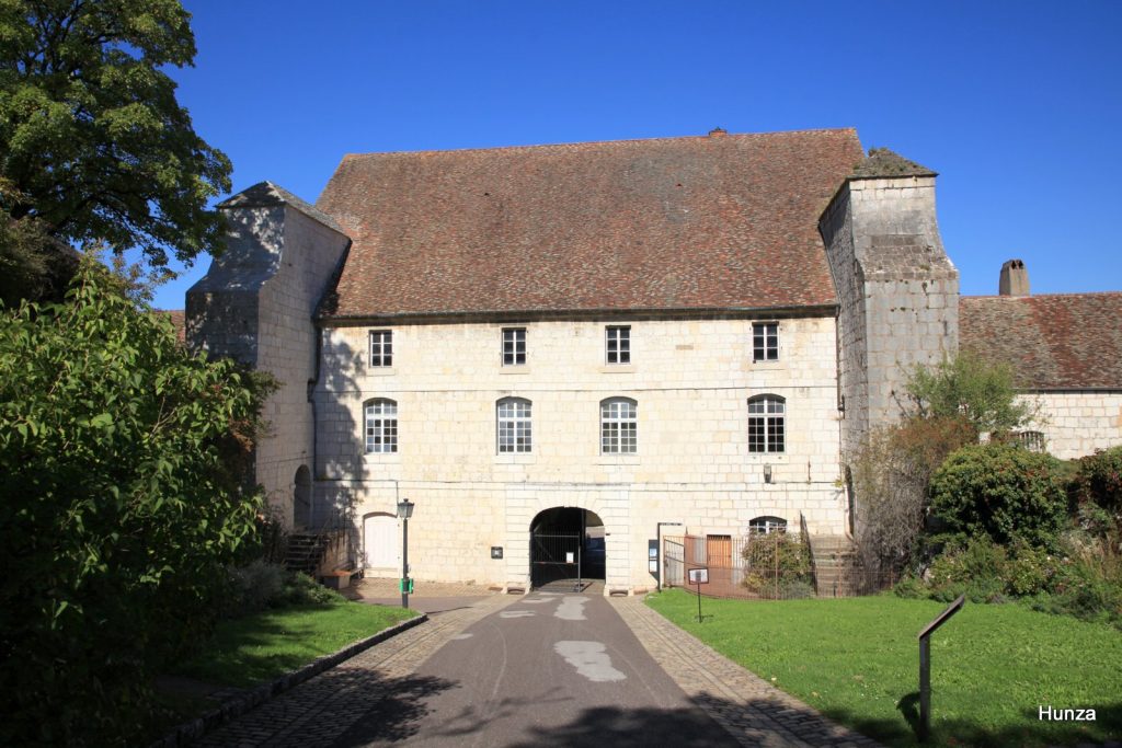 Pavillon d'entrée du front Saint-Etienne de la citadelle de Besançon sous un ciel bleu