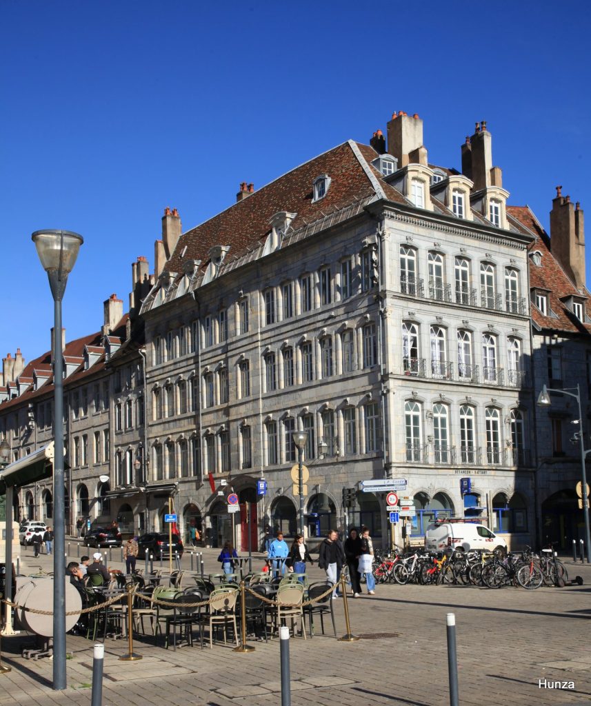 Bel immeuble éclairé par le soleil sur la place Jouffroy d'Abbans à Besançon