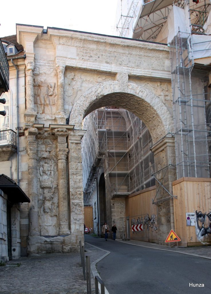 Porte Noire à Besançon avec le bâtiment de l'archevêché en travaux derrière 
